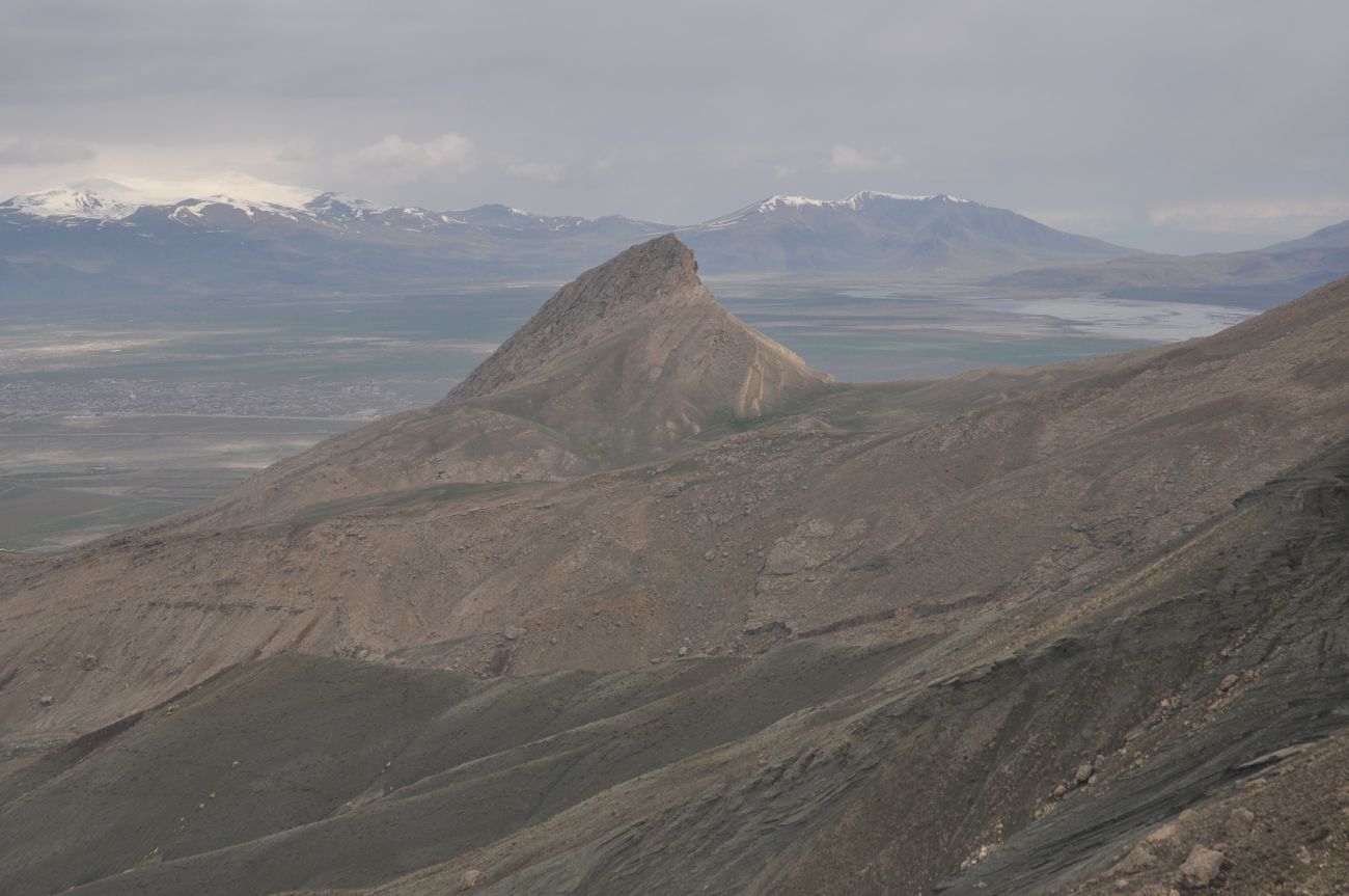 Окрестности дворца Исхак Паши, image of landscape/habitat.