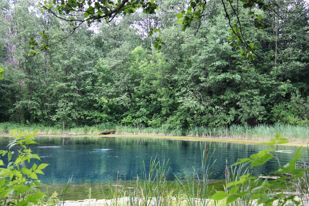 Голубое озеро, изображение ландшафта.