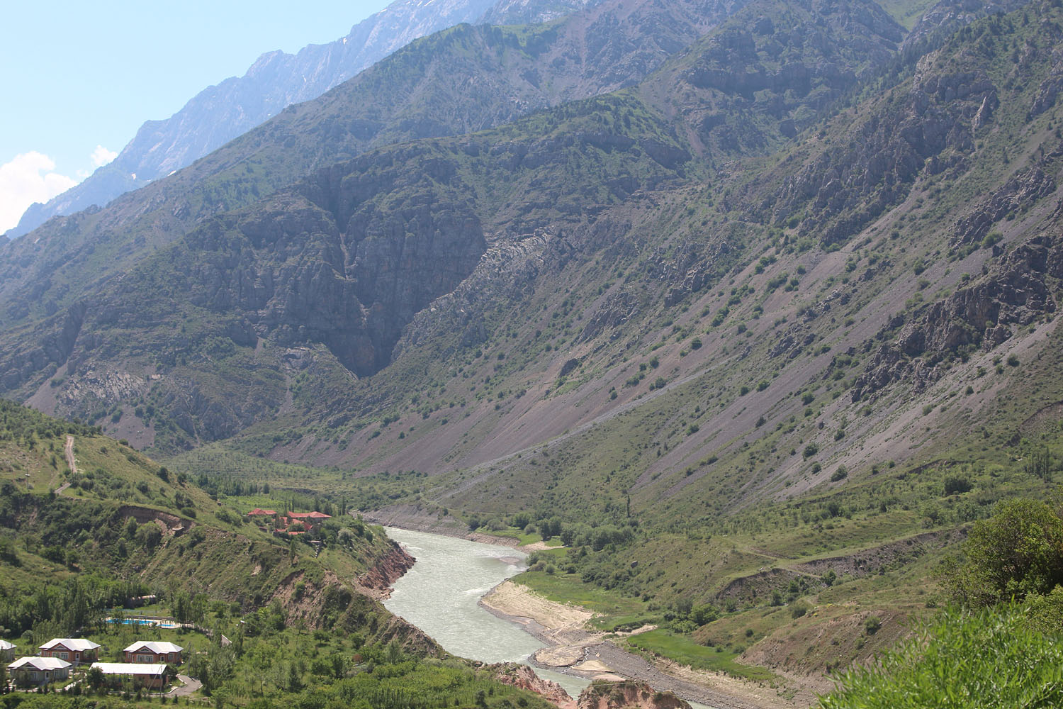 Склон к реке Чаткал, изображение ландшафта.