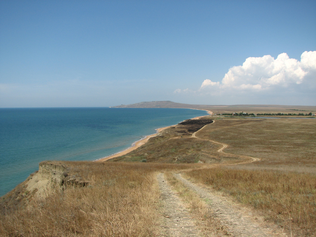 Большой участок земли среди морей