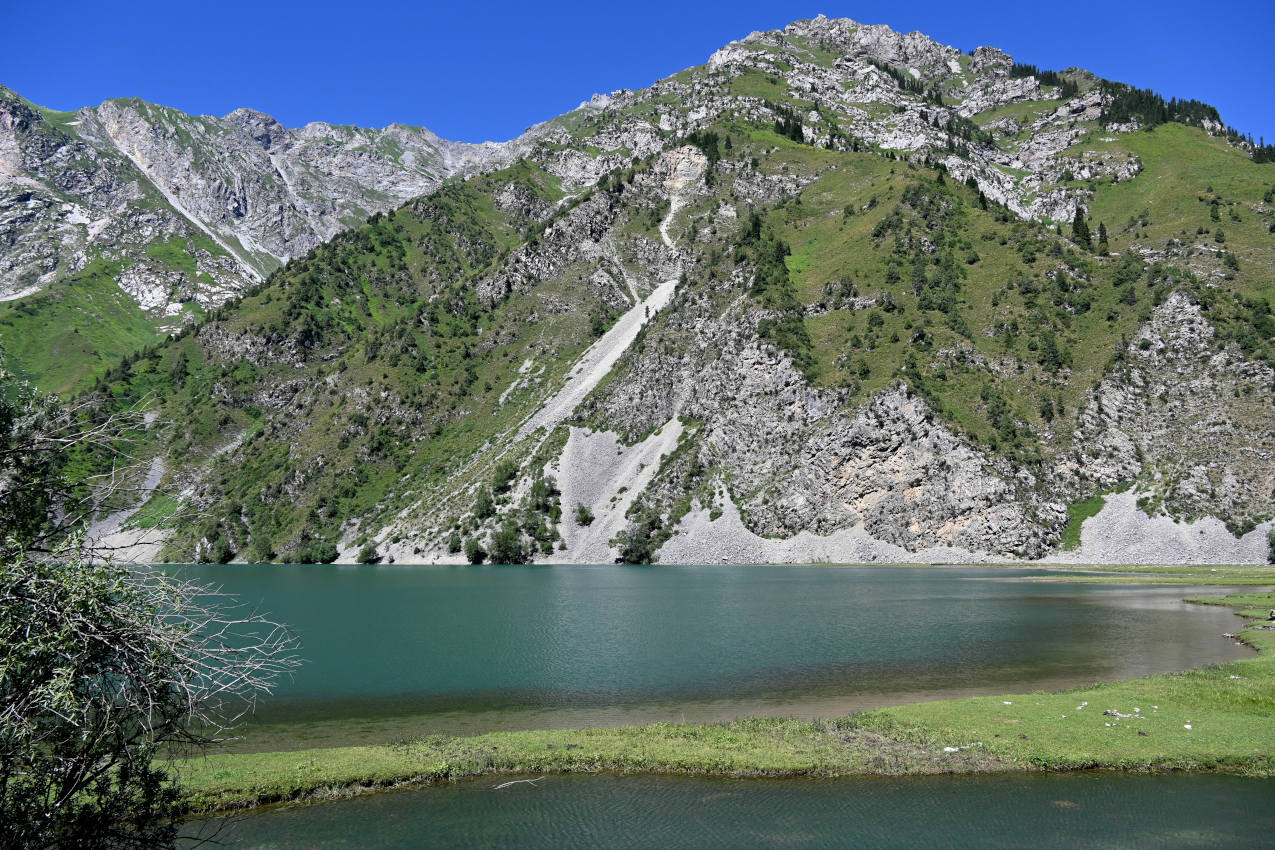 Озеро Кара-Камыш, изображение ландшафта.