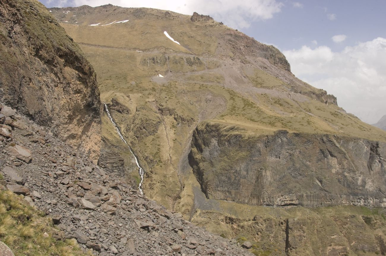 Отрог между р Терскол и Гарабаши, image of landscape/habitat.