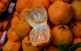 род Citrus. Раскрытый плод. Китай, провинция Хунань, национальный парк \"Чжанцзяцзе\", на рынке. 06.06.2024.